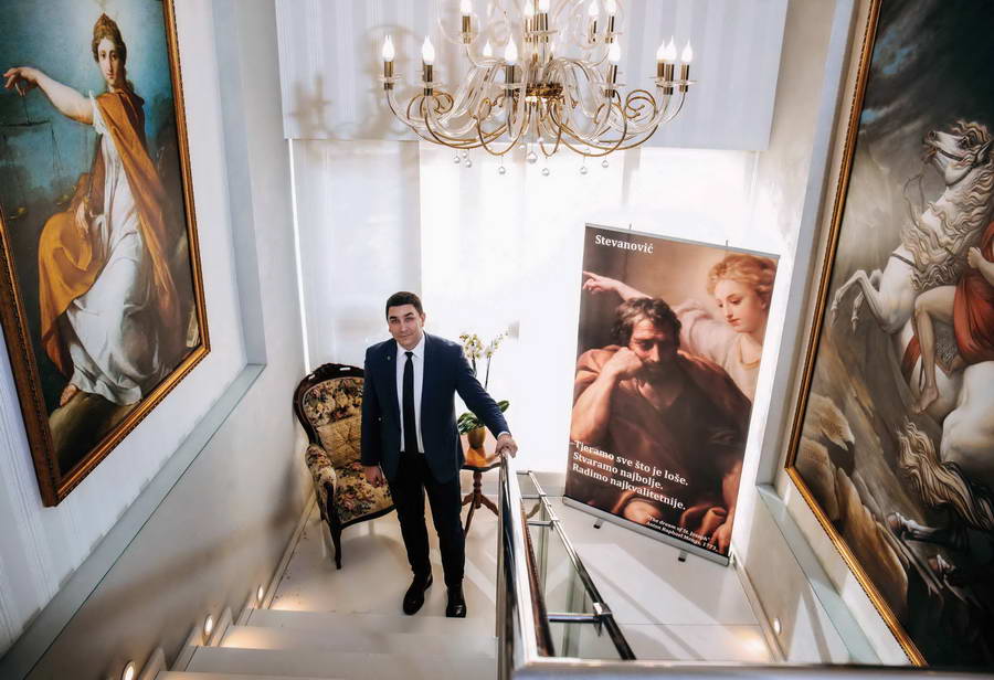 Mladalačka strast za dosezanjem sve većih visina vidljiva je još na ulazu u njegovu kompaniju - Standard Grupu